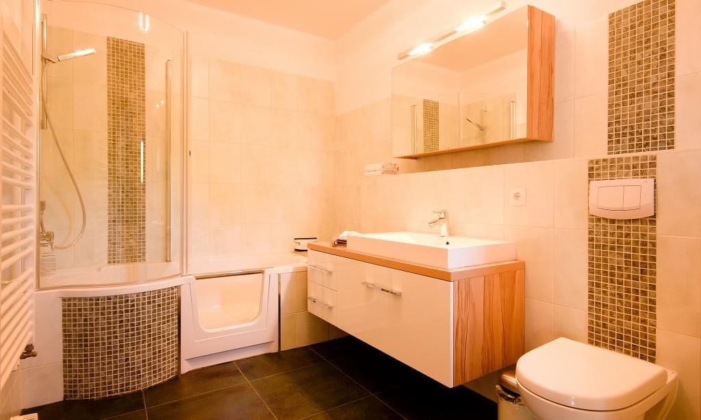 Modernes Badezimmer mit Dusche und Waschbecken