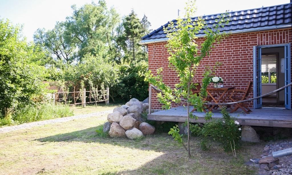 Terrasse mit Tisch und Stühlen