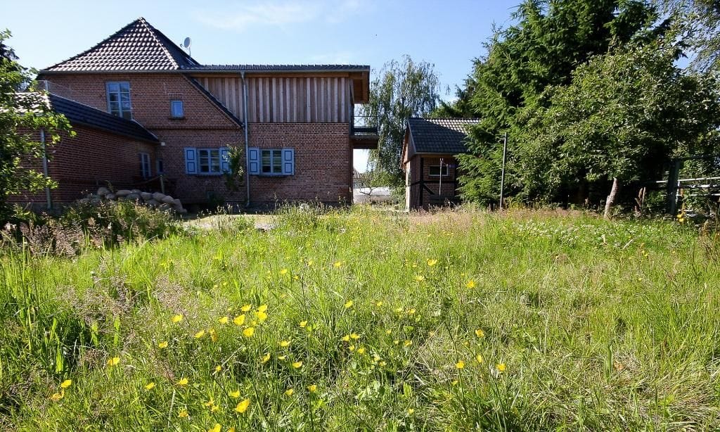 Außenansicht eines Hauses mit Garten
