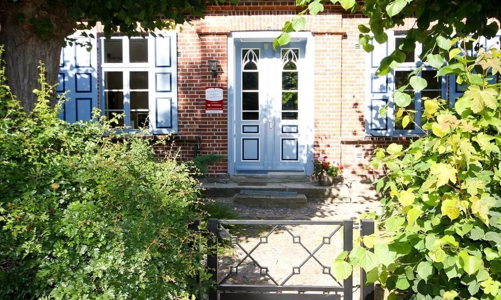 Eingang zum Ferienhaus mit blauen Türen