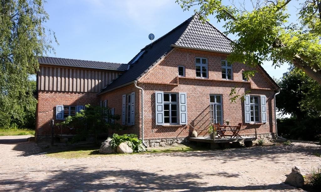 Außenansicht eines zweigeschossigen Hauses mit Garten