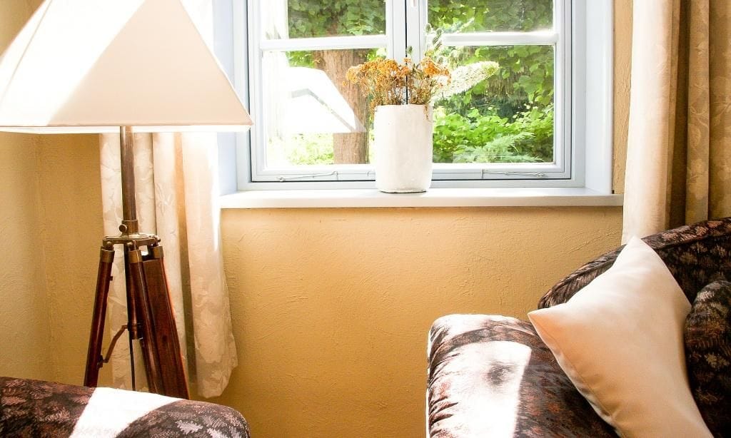 Wohnzimmer mit Fenster und stilvoller Lampe