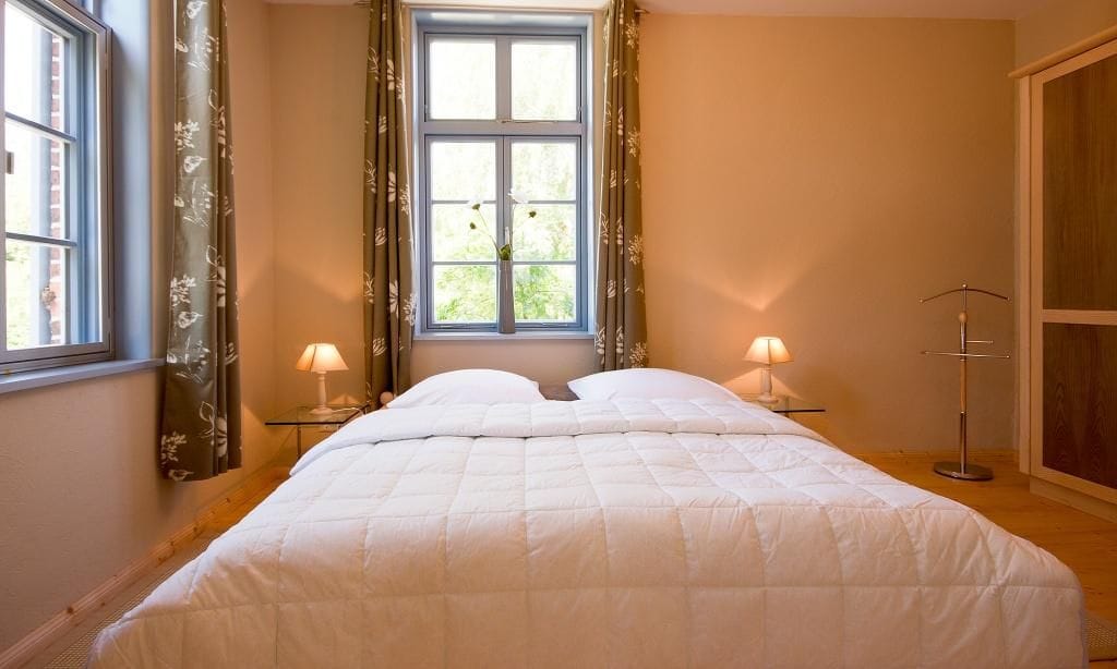 Schlafzimmer mit Doppelbett und Fenster