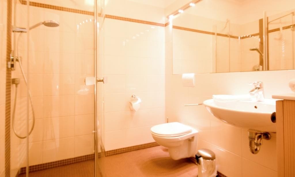 Modernes Badezimmer mit Dusche und Waschbecken