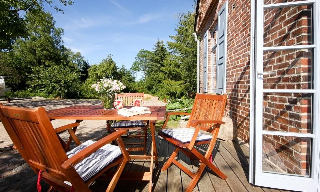 Terrasse mit Holzstühlen und Tisch