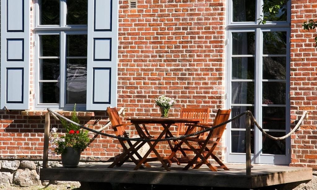 Terrasse mit Holzstuhl und Tisch