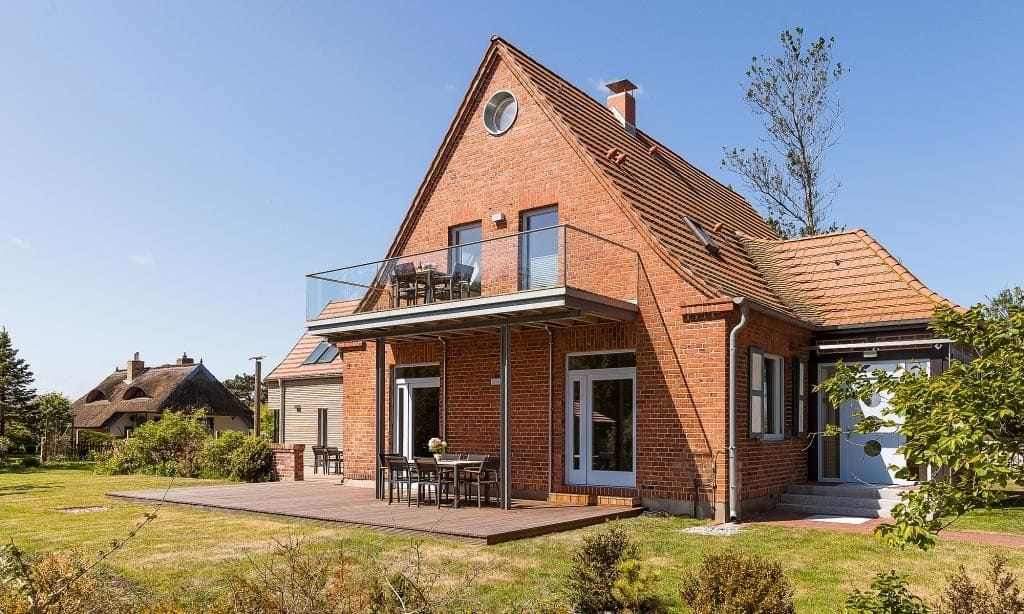 Außenansicht eines Hauses mit Terrasse