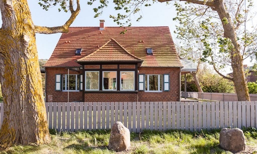 Außenansicht eines Ferienhauses mit Garten
