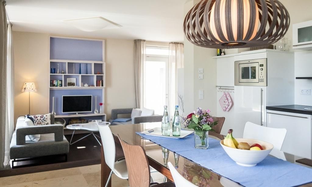 Moderne Küche mit Essbereich und Sitzecke