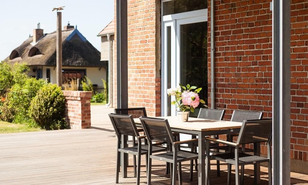 Terrasse mit Tisch und Blick auf die Umgebung