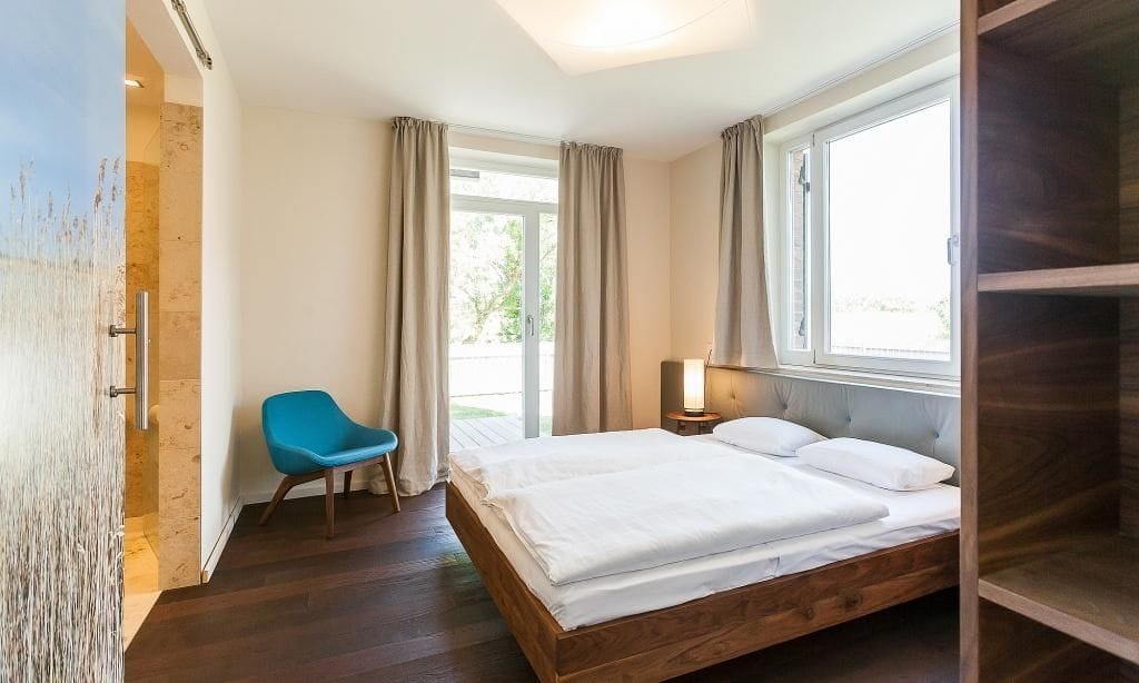Schlafzimmer mit Doppelbett und Fenster