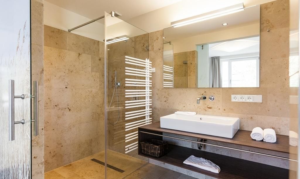 Modernes Badezimmer mit Glasdusche