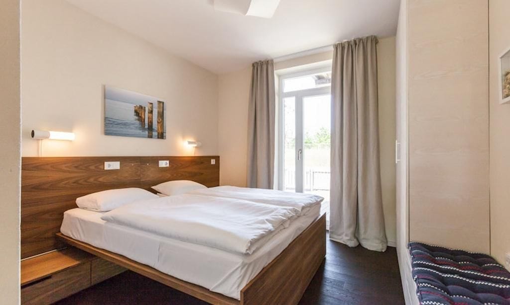 Schlafzimmer mit Doppelbett und Terrassenzugang
