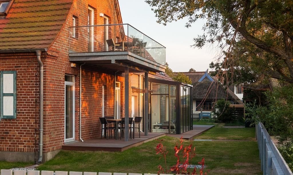 Außenansicht eines Ziegelhauses mit Balkon