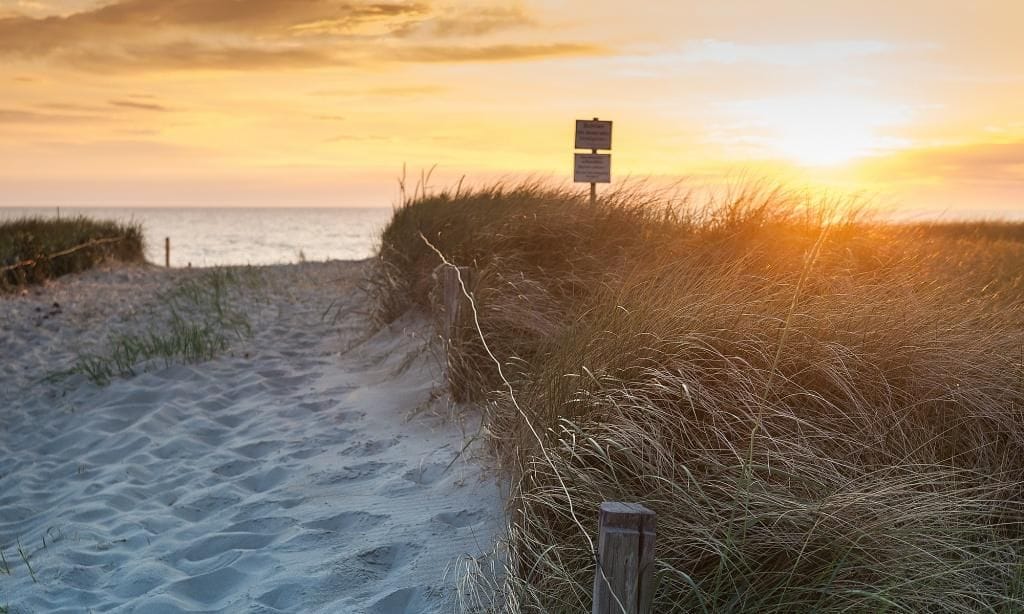 Strandweg bei Sonnenuntergang