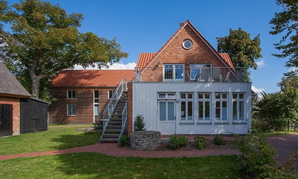 Außenansicht eines charmanten Hauses mit Terrasse