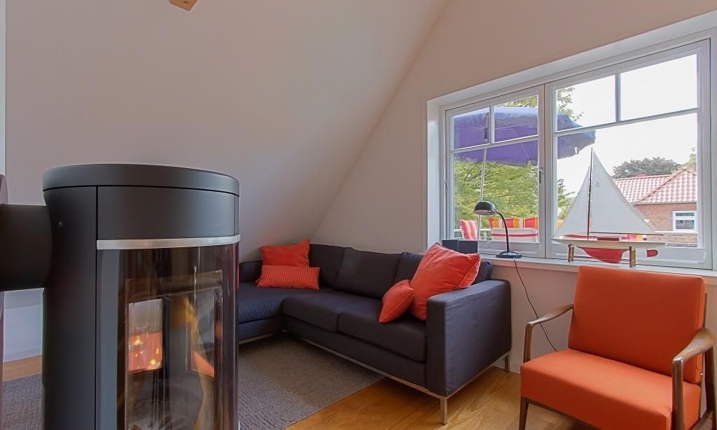 Gemütliches Wohnzimmer mit Sofa und Kamin