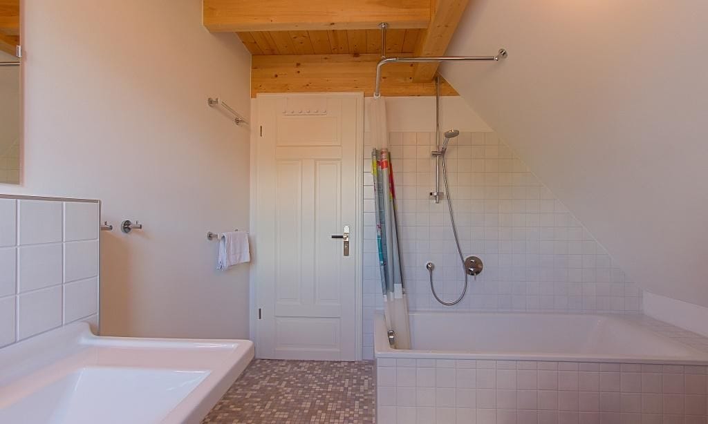 Badezimmer mit Dusche und Badewanne