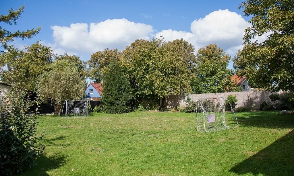 Große Rasenfläche mit zwei Fußballtoren