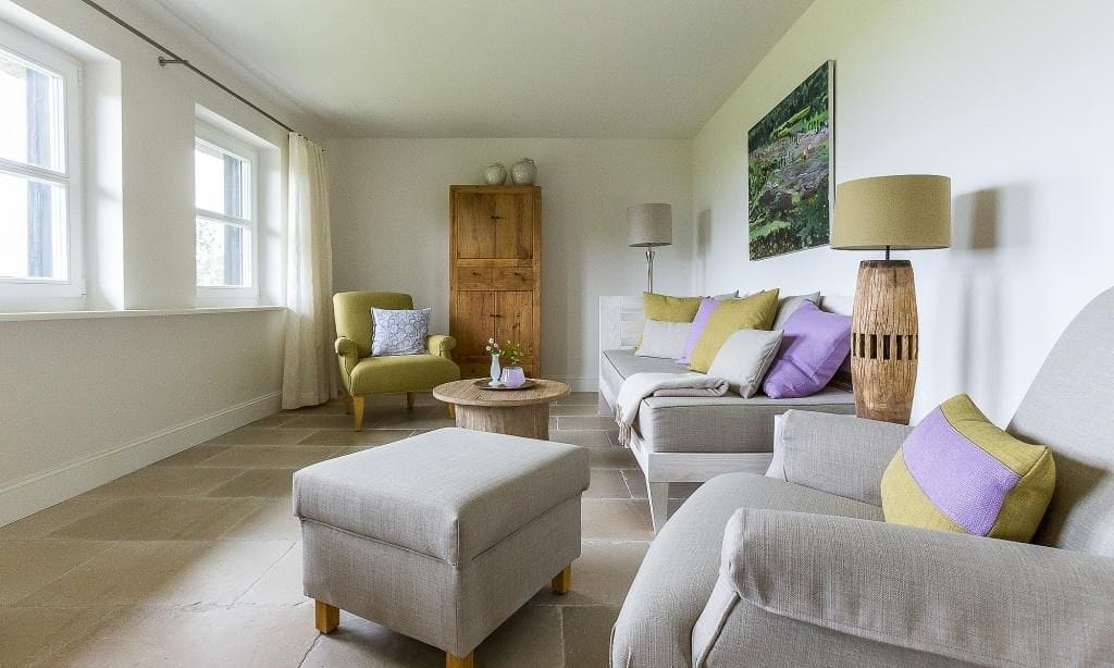 Heller Wohnraum mit Sofa und Sessel