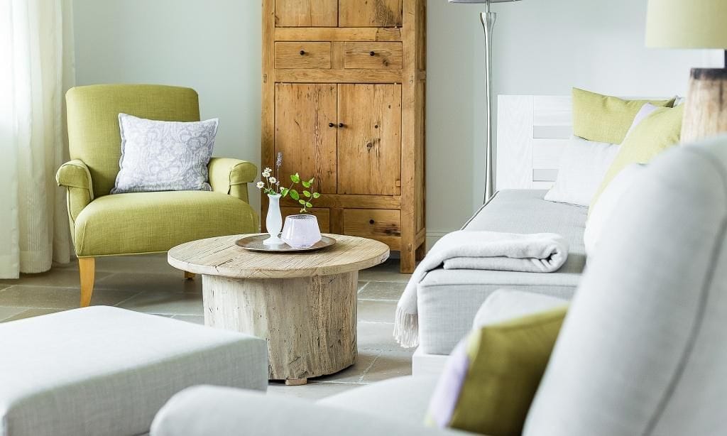 Helles Wohnzimmer mit Sesseln und Tisch