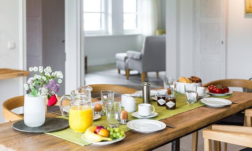 Moderne Küche mit gedecktem Tisch und Frühstück