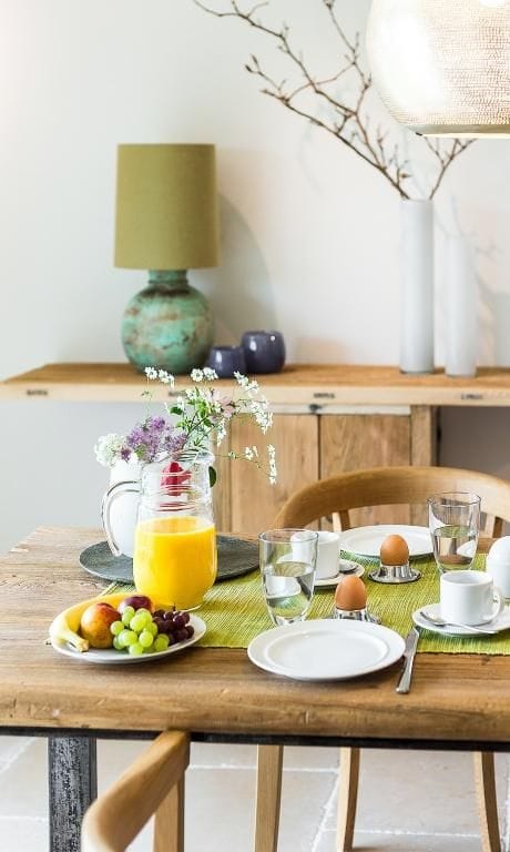 Essbereich mit Tisch und frischem Obst
