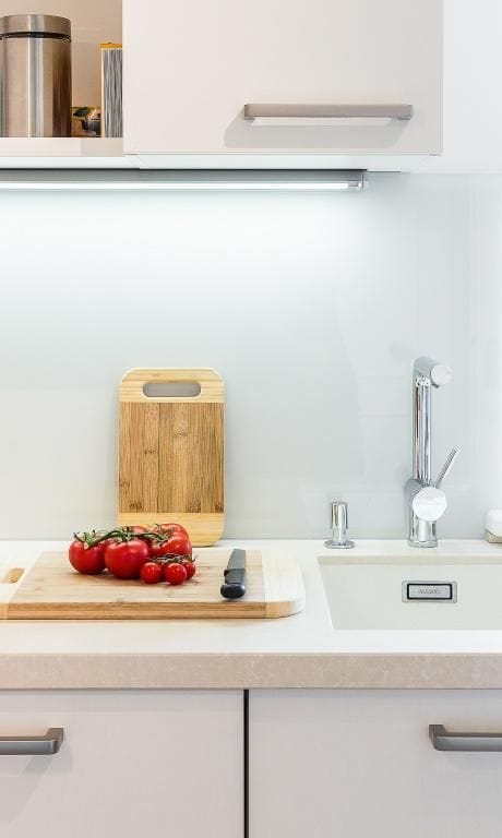 Moderne Küche mit Schneidebrett und Tomaten