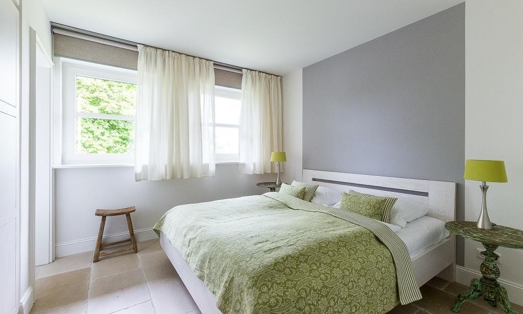 Schlafzimmer mit Doppelbett und Tageslicht