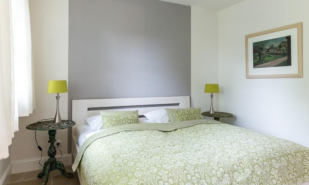 Schlafzimmer mit Doppelbett und Nachttischen