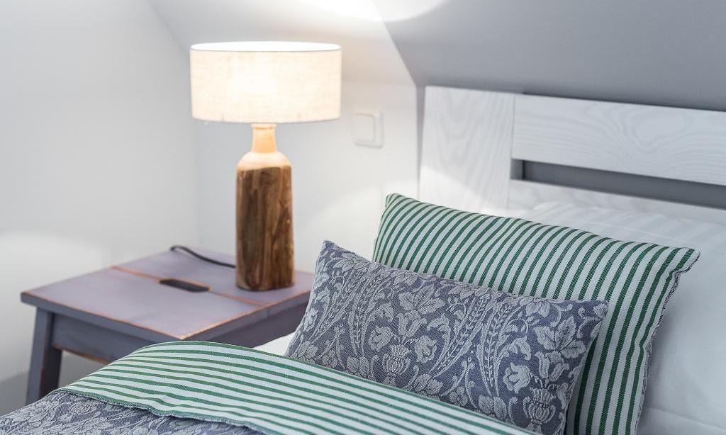 Helles Schlafzimmer mit Bett und Nachttisch