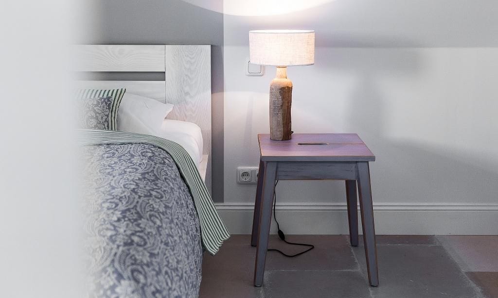 Gemütliches Schlafzimmer mit Bett und Nachttisch