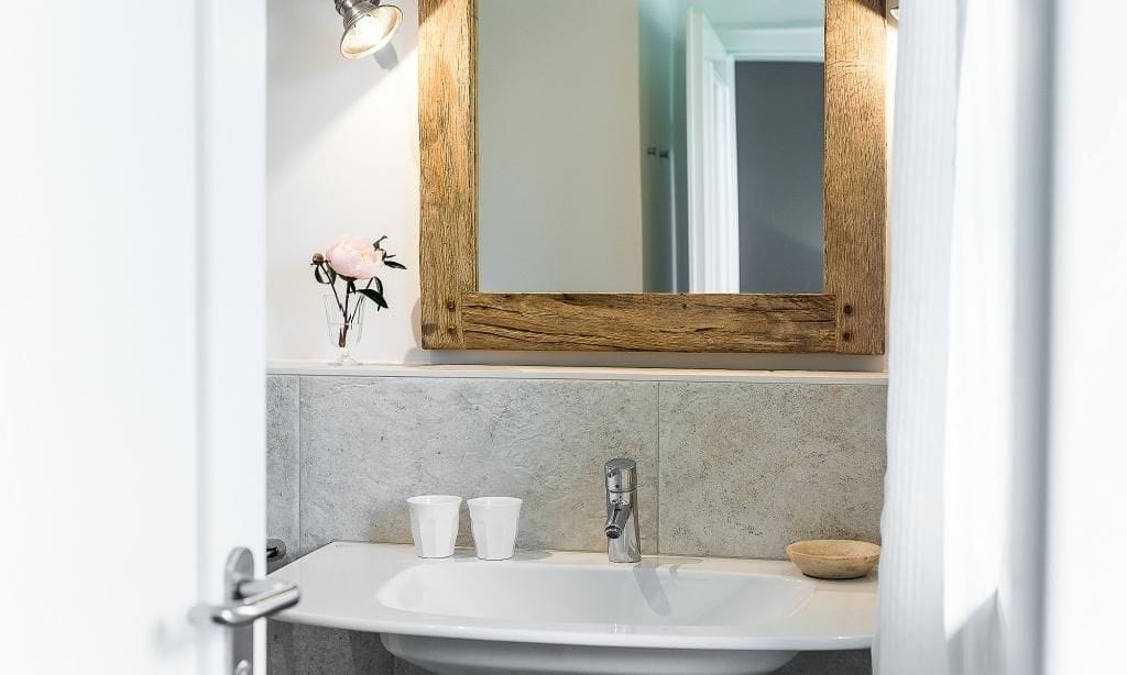 Modernes Badezimmer mit Waschbecken und Spiegel