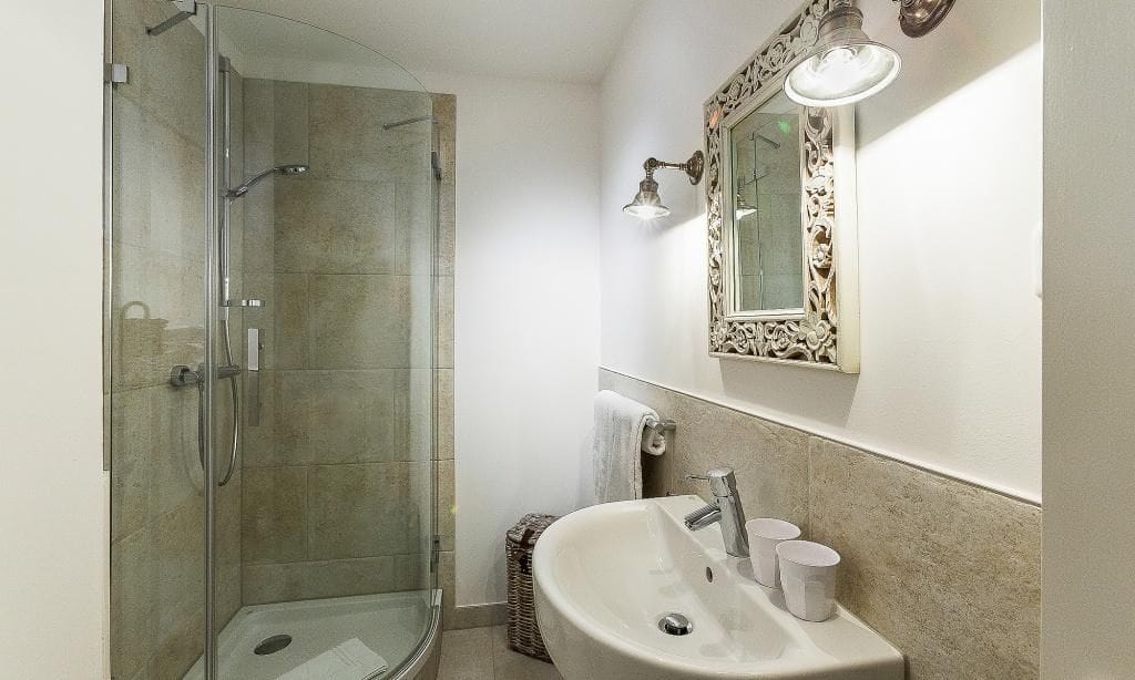 Modernes Badezimmer mit Dusche und Waschbecken