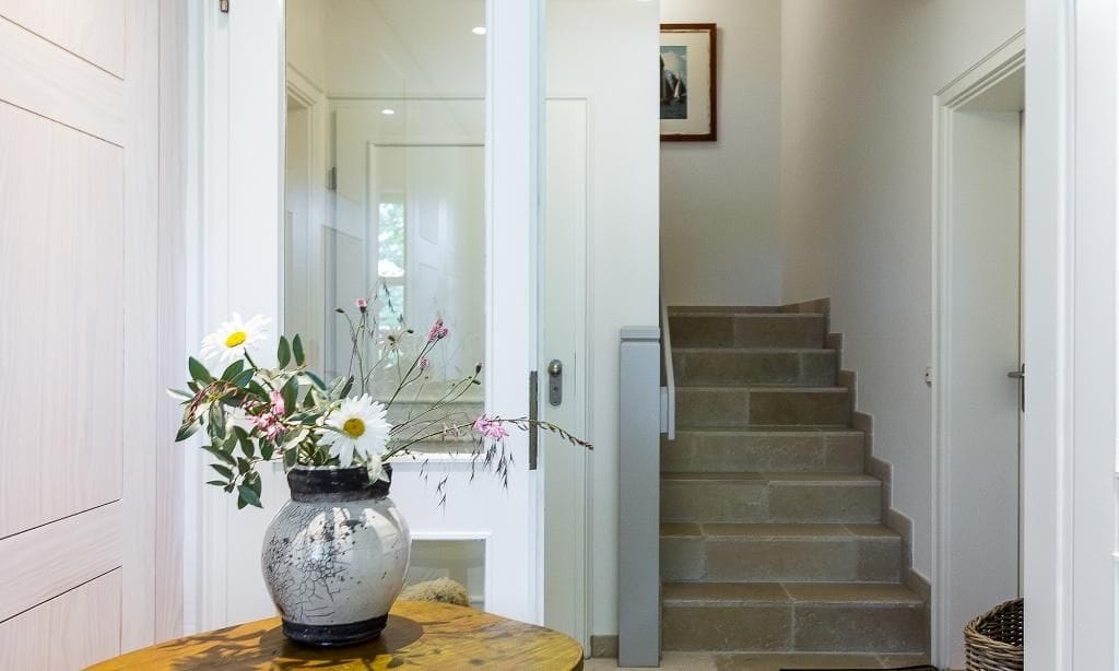 Eingangsbereich mit Vase und Treppe