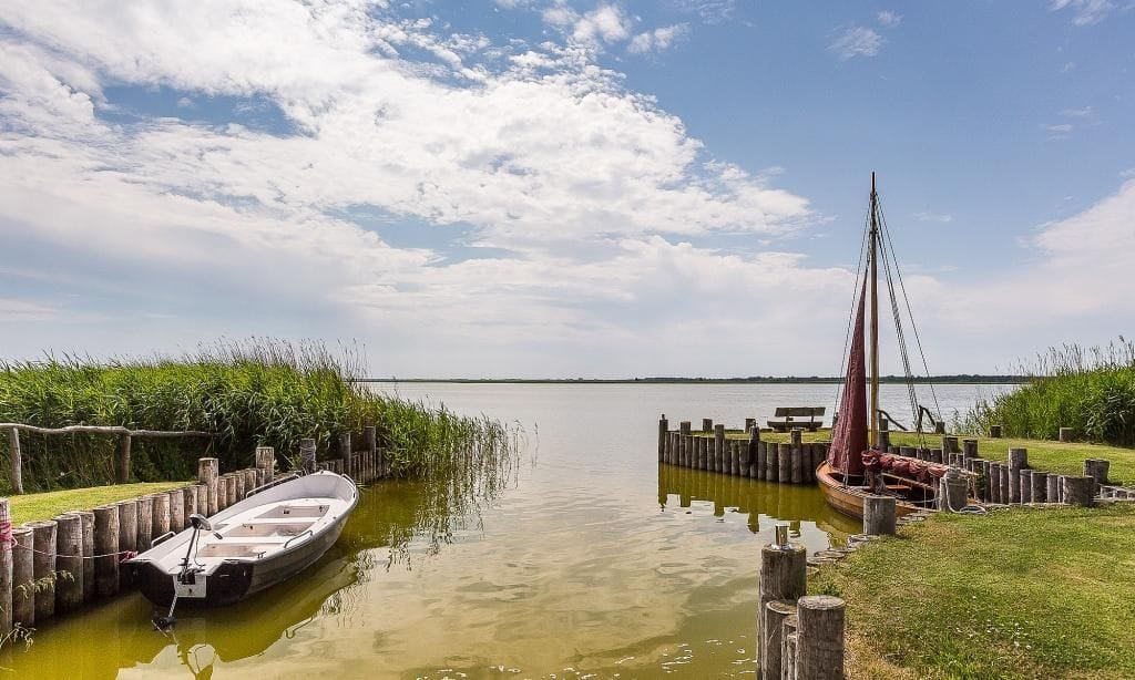 Strand mit Fischerbooten am ruhigen Gewässer