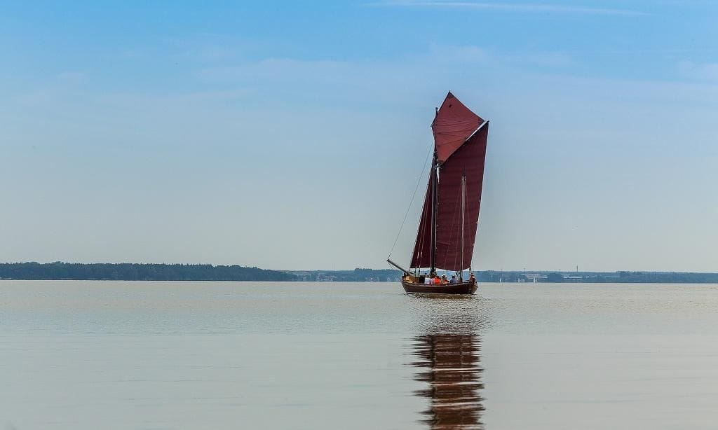 Segelboot auf ruhigem Wasser