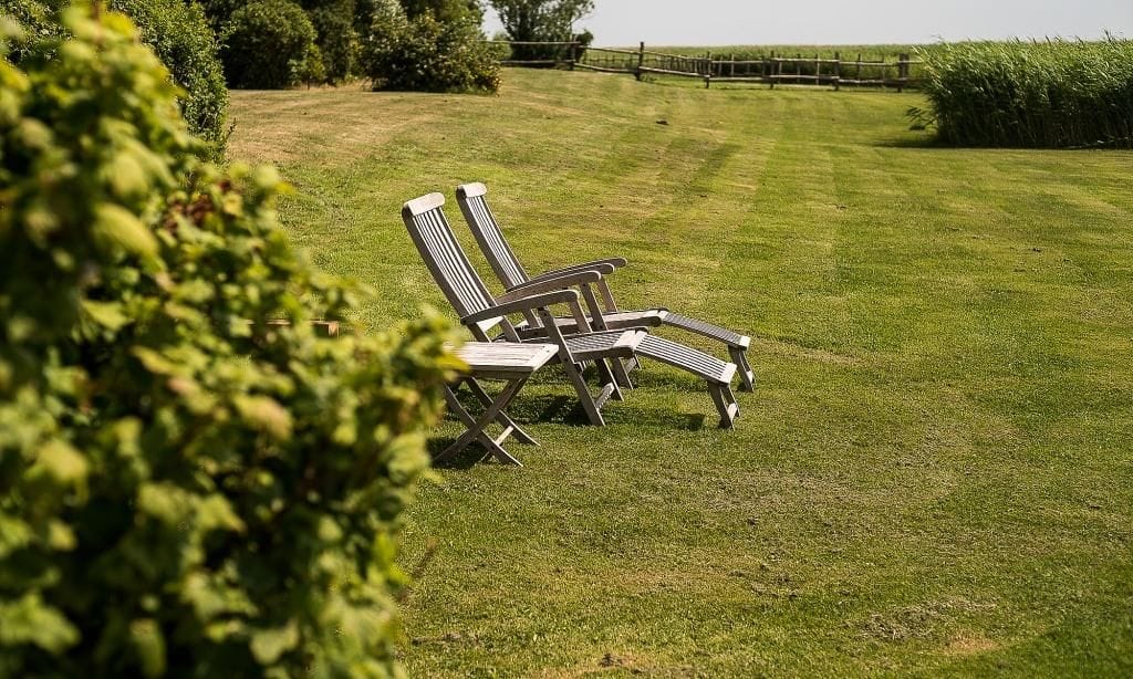 Terrasse mit Liegestühlen im Garten
