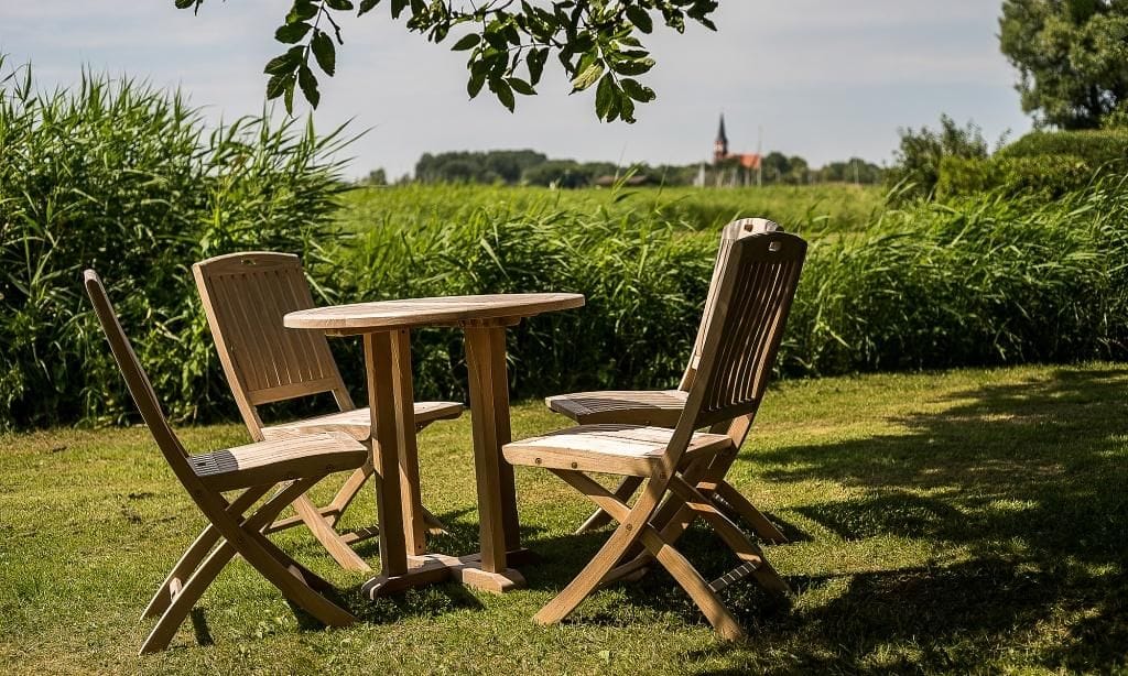 Terrasse mit Holztisch und Stühlen