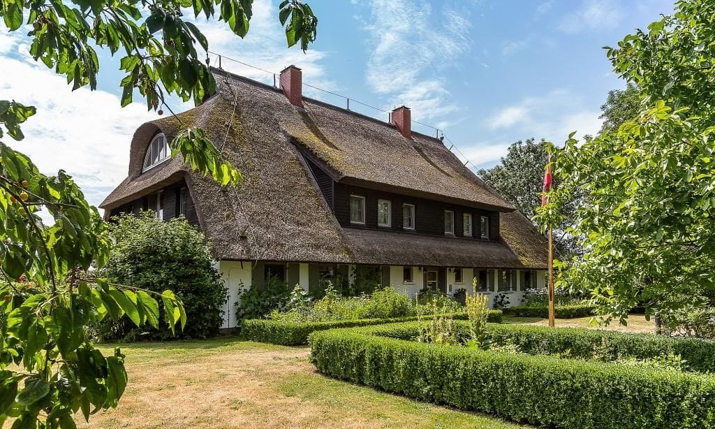 Außenansicht des Hauptgebäudes mit Strohdach