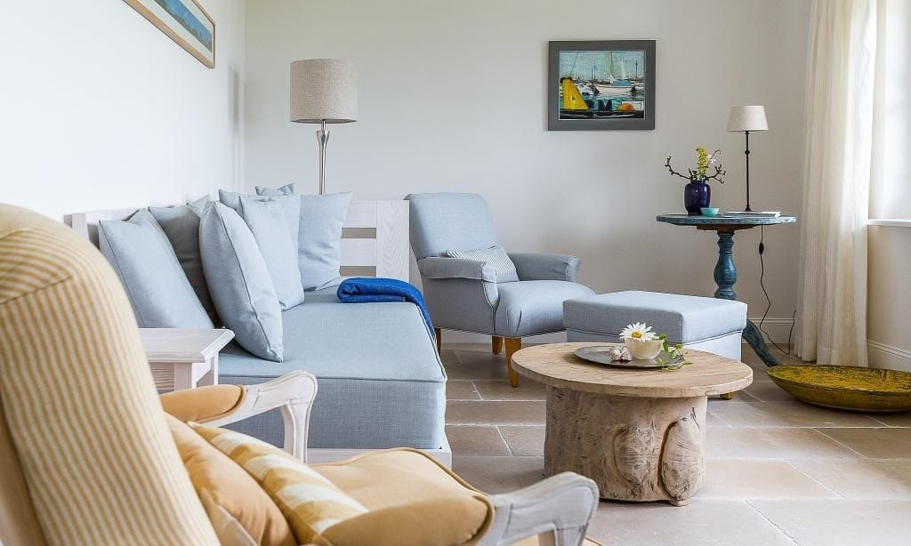 Helles Wohnzimmer mit Sofas und Couchtisch