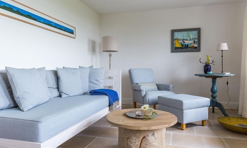 Gemütliches Wohnzimmer mit Sofa und Sessel
