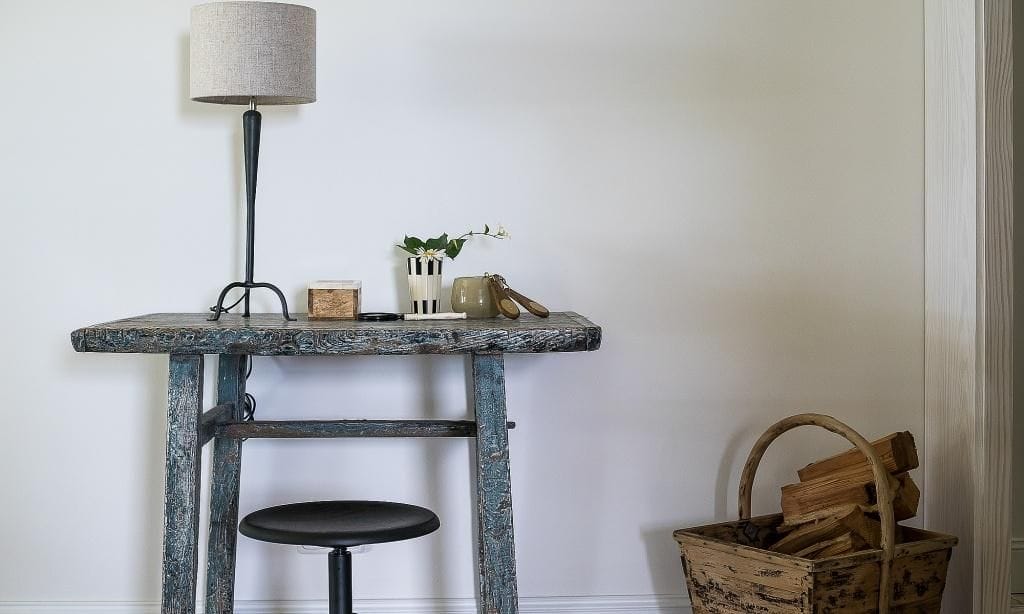 Wohnzimmer mit Tisch und Lampe