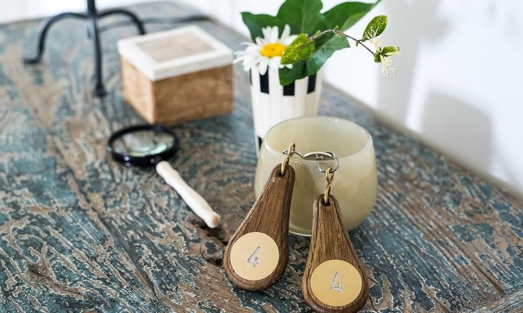 Dekorativer Tisch mit Schlüsseln und Blumen