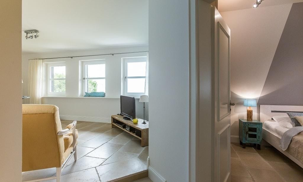 Wohnzimmer mit Sofa und Fernseher