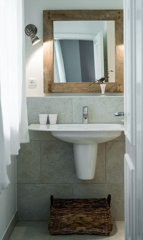 Modernes Badezimmer mit Waschbecken und Spiegel