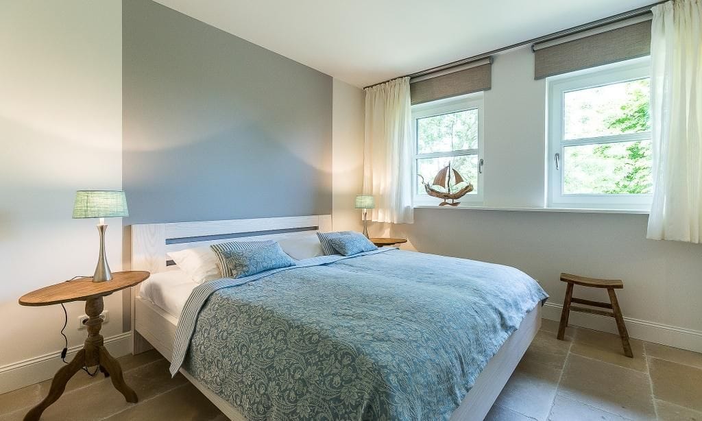Schlafzimmer mit Doppelbett und Fenster