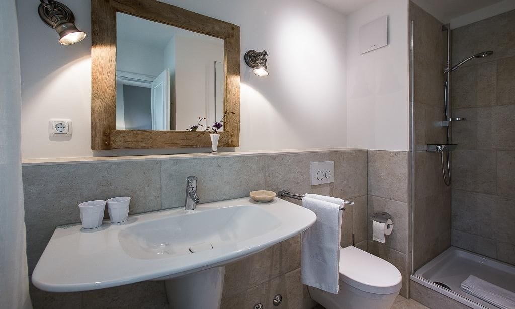 Modernes Badezimmer mit Waschtisch und Dusche