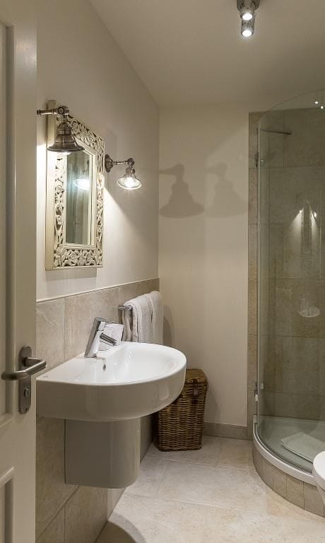 Modernes Badezimmer mit Dusche und stilvollem Design