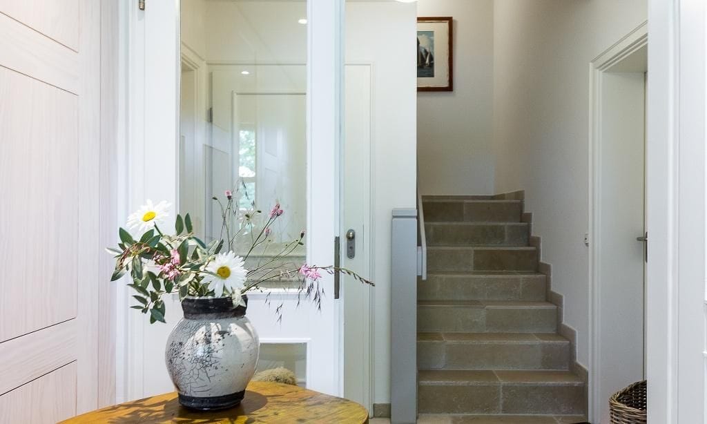 Eingangsbereich mit Vase und Treppe